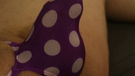 Purple polkadot stringi wybrzuszone grać