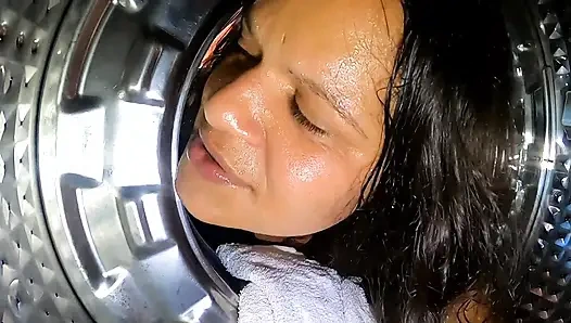 Ich bin in der waschmaschine stecken geblieben, mein schwarzer schwanz stiefsohn nutzte mich aus und fickte