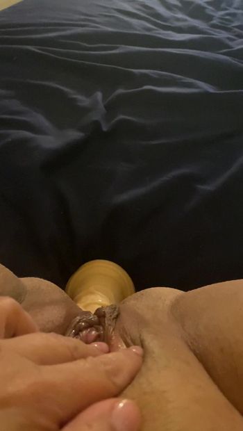Dilatación anal
Dilando mi pequeño agujero con un consolador enorme
Y me hace gotear y gemir
