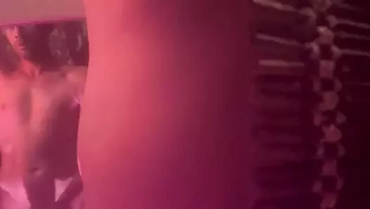 En ateşli boğazlı adam mastürbasyonu ve orgazm