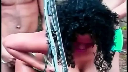 Ateşli Brezilyalı tatlı Sandra arkadaşlarına arabalarını yıkamalarını ve biraz biseksüel eğlence çimi yemelerini önerdi
