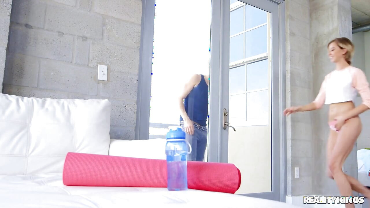 Reality Kings - chicas nerd Cory Chase y Haley Reed comparten una polla afortunada en trío