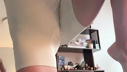 Transparan olup olmadığını görmek için spor salonu şortumu test ediyor!