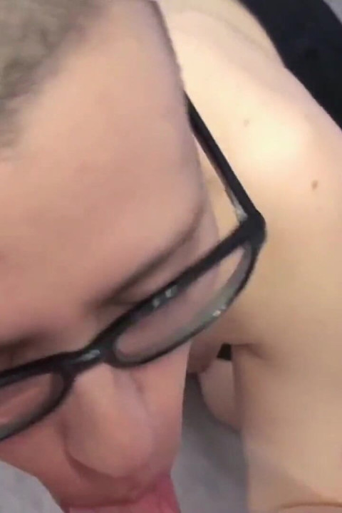 자지를 빨아주는 Nerdy Nympho Shelly