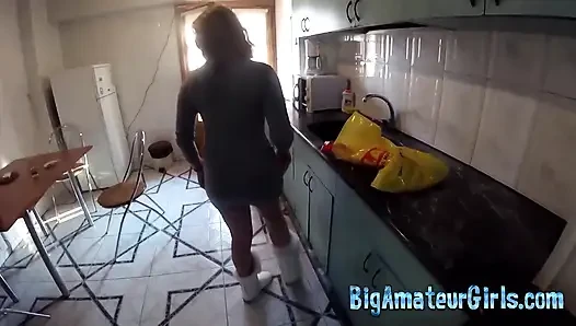 Istri pantat montok masturbasi dengan banyak sayuran