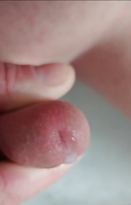 Une jeune bite se masturbe
