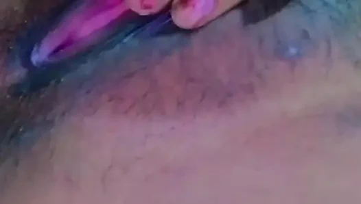 Моя девушка давит на ее сиськи и трахает пальцами ее возбужденную киску для куколда хочет беременной