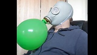 BHDL - N.V.A. Игра с дыханием в противогазе - тренировка с водкой, наполненной шариком, с дыханием