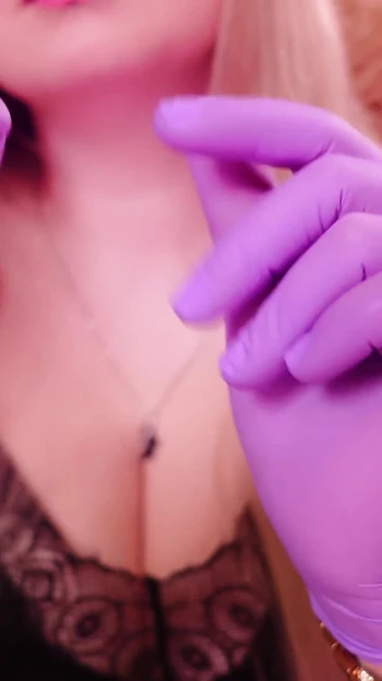 Asmr:パープルナースグローブとゴールドグリッターウォッチ。アリア・グランダー