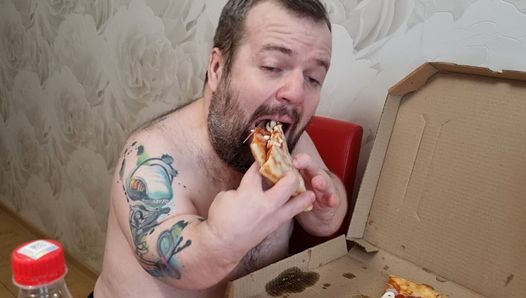 Dwerg eet pizza als een varken en komt dan klaar op de korsten