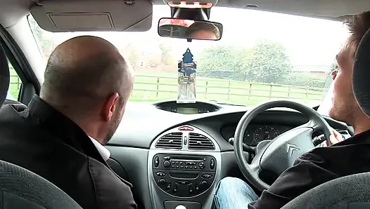 Heißes brünettes schätzchen mit dicken möpsen wird im büro gefickt