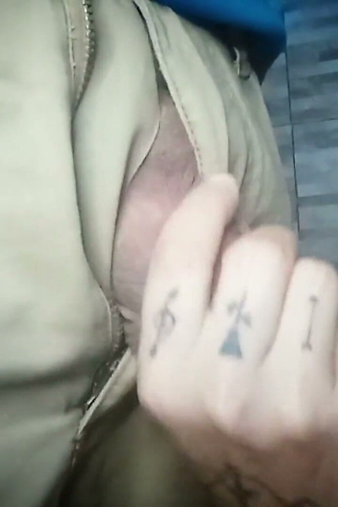 Chupando y lamiendo las bolas de padrastro