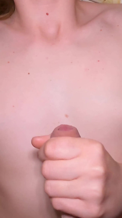 Stesøsteren min runker kuken min og lar meg komme på de små puppene hennes! | Klipp 2
