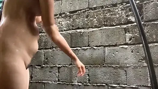 Watch me taking a bath while fingering