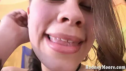 Zärtlicher porno-neuling-amateur bekommt zungenanal beim schlucken