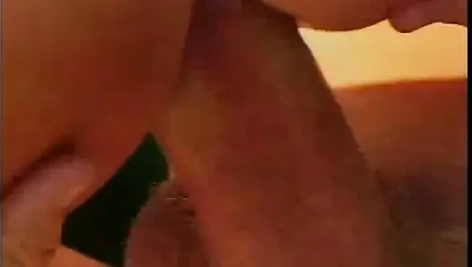 Tante semok rambut cokelat lagi asik ngentot kontol pacarnya di luar ruangan