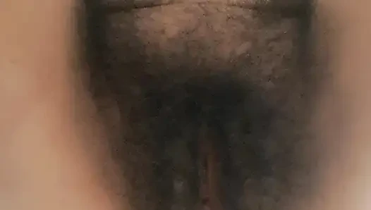 Ibu tiri yang hot dan basah lagi asik muasin memeknya sambil membayangkan dientot kayak pelacur