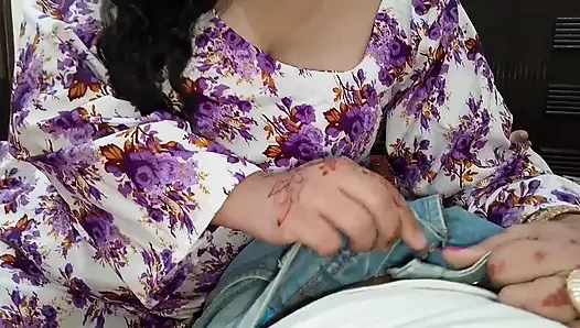 Suami India tiba-tiba ngasih kejutan untuk istri hotnya