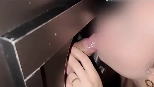 Fremden am gloryhole heute blowjob geben vor dem zahmen cuckold