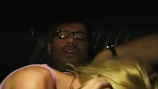 Versaute Taxifahrt mit blonder Verführerin