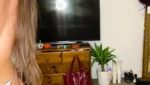 Sürtük İngiliz üniversiteli genç kız striptiz yapıyor