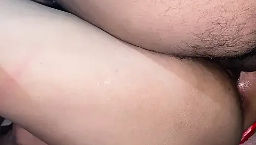 Sie öffnet meine cremige Muschi von so viel Ejakulation und der jungfräuliche Hintern wird beobachtet.