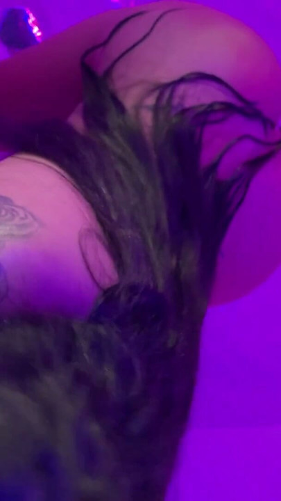 Magrinha gostosa e com tesão tatuada amadora latina com peitos grandes e bunda chupa pau na banheira antes de cavalgar em vaqueira reversa | Clipe 1