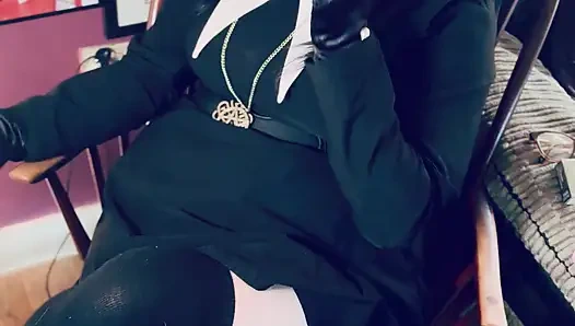 Wednesday addams, tina snua, chain saten eldivenle 2 sigara içiyor - sigara içen kadın sürükleniyor omi ome ucunu kuyruğuna sokuyor