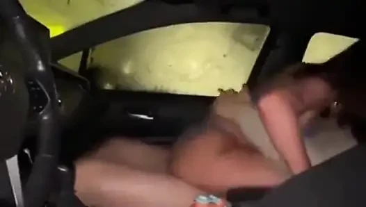 Italienisches model liebt es, im auto gefickt zu werden