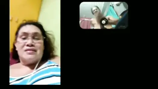 Я удовлетворена, что мы оба делаем одно и то же, я кончаю мою порцию спермы