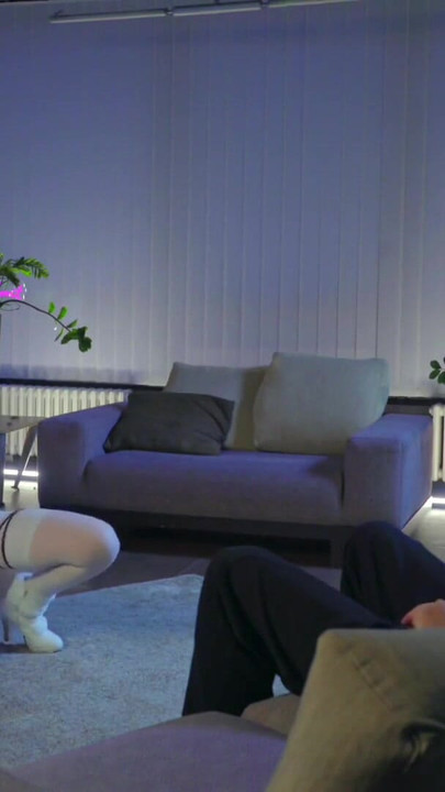 ジェイ・スミスは魅力的なミルフで、男性に胸と秘部を見せる。これはオナニー以上の関係になるのでしょうか? | クリップ 2