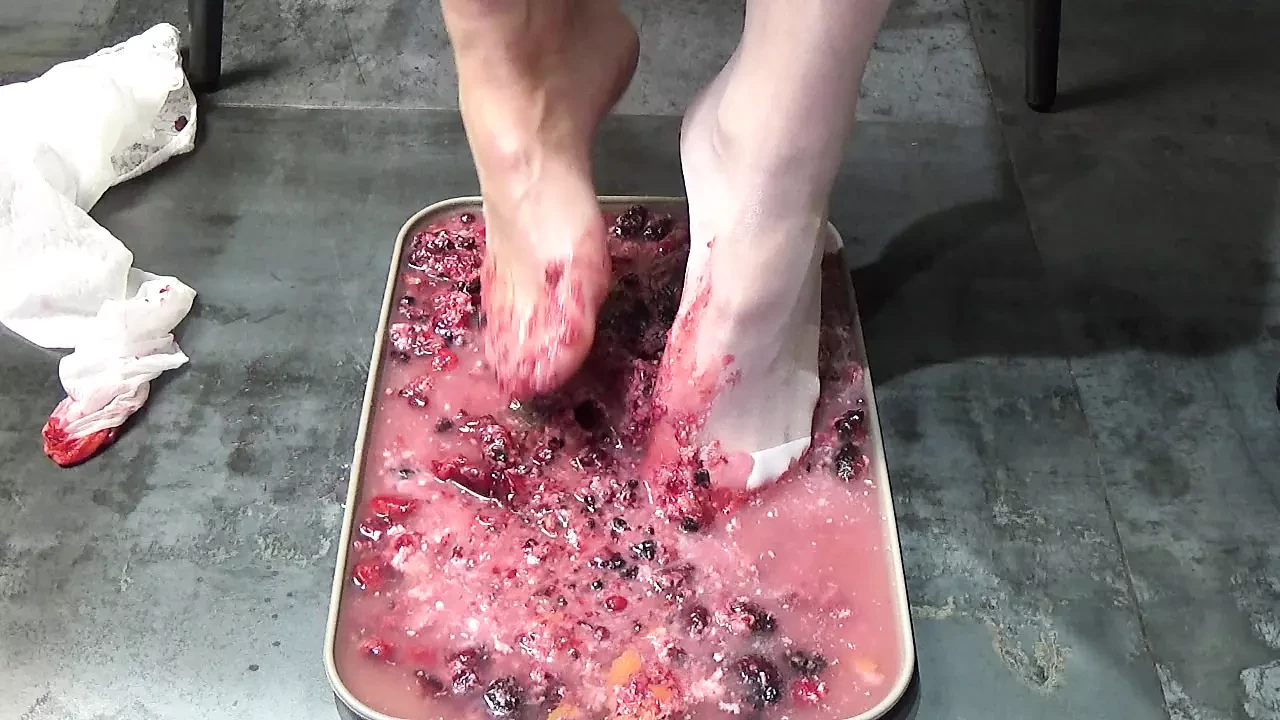 אני משתין לתוך העוגה שלך ורומס אותה עם הרגליים