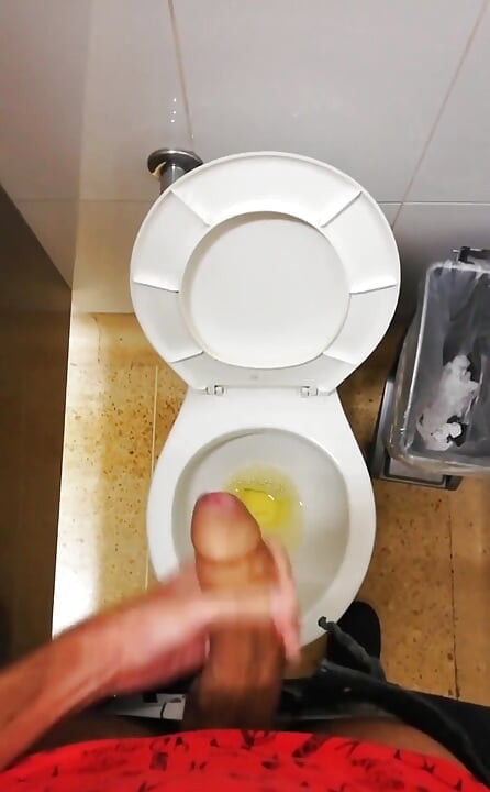 Drkam u različitim kupatilima dok ne svršim