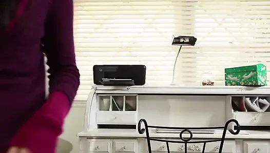 Sevimli kızlarla kanepede lezbiyen seks