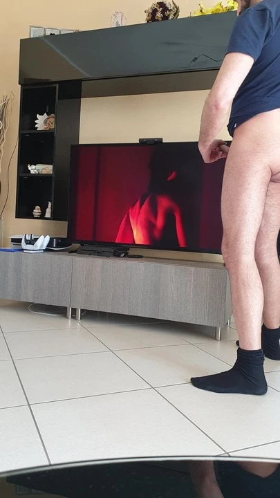 Masturbating in front of tv seeing a beautiful ass