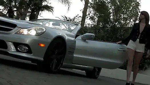 Gadis seksi rambut merah masturbasi di dalam mobil