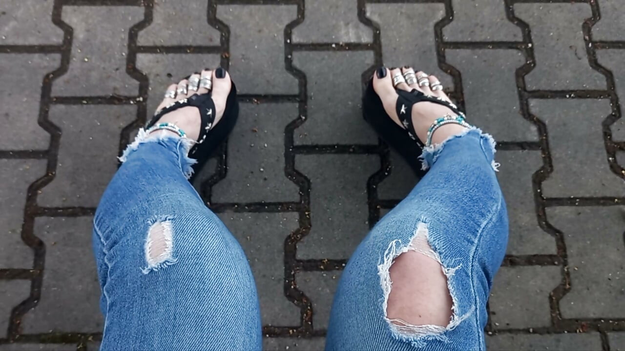 Sexy feet in black platforms, toe rings & anklets + ripped jeans