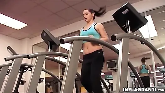 Polonyalı tatlı kız spor salonunda sikiliyor