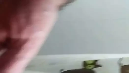 Minik beyaz penisimi uyuşturuyorum....