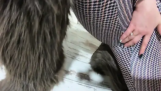 Тугий комбинезон, пушистые сапоги и грязная глубокая глотка с лизанием спермы после окончания