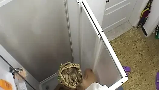 Zwei blondinen in der nassen dusche berühren und körperspiele