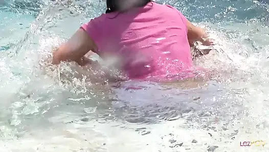 Air meningkatkan semua sensasi lesbian sementara lesbian scissoring di kolam renang terus berlanjut