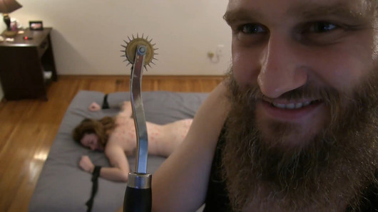 Un maître sadique torture son esclave avec une roue de Wartenberg!