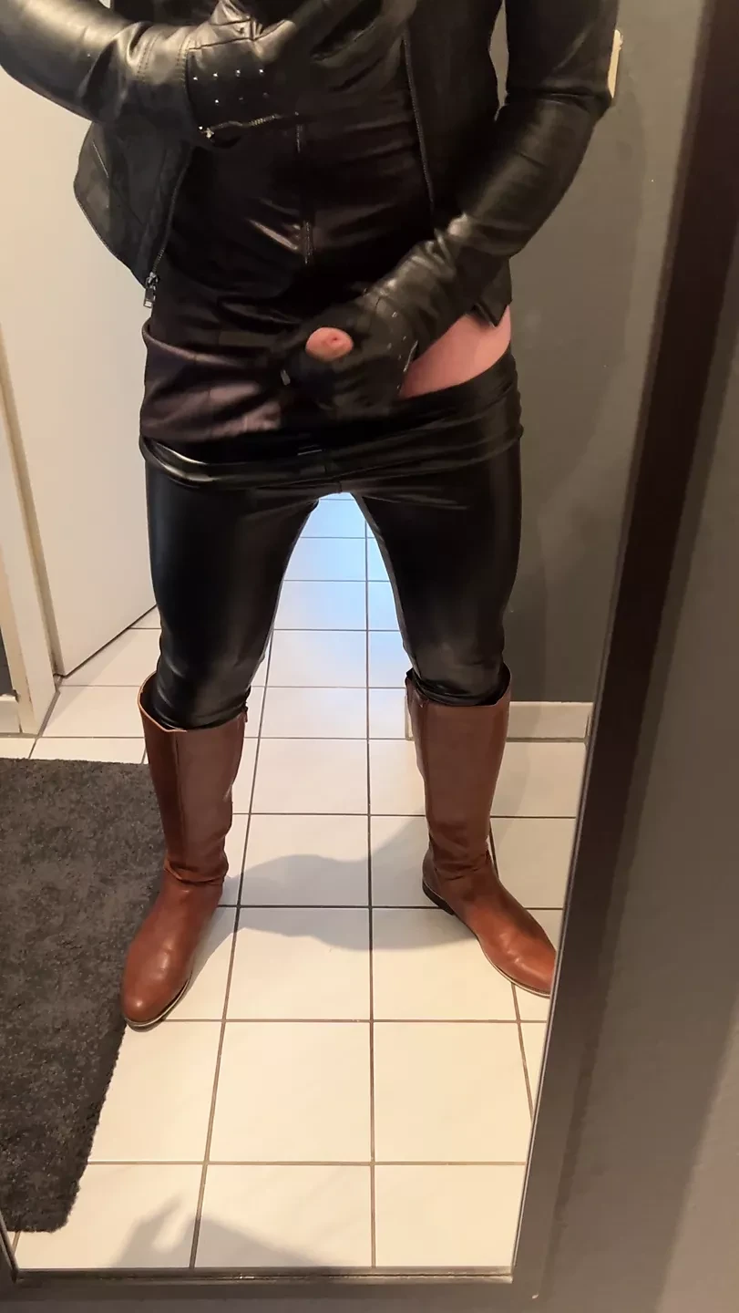 Sissy Laura jest skórzaną pielęgniarką
