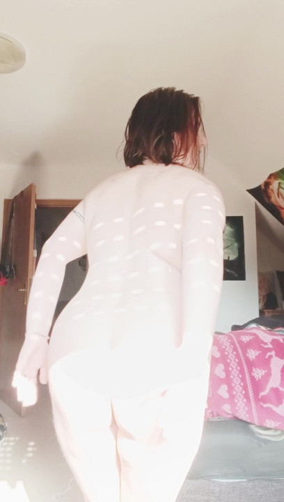 Nymeria Malfoy shows off her extremely pale skin