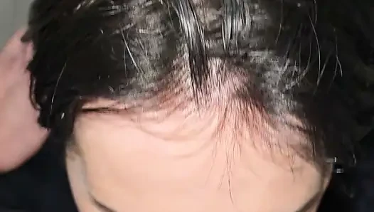 Gerçek orta yaşlı seksi kadın bar tuvaletlerinde sakso çekiyor ve yarak alıyor