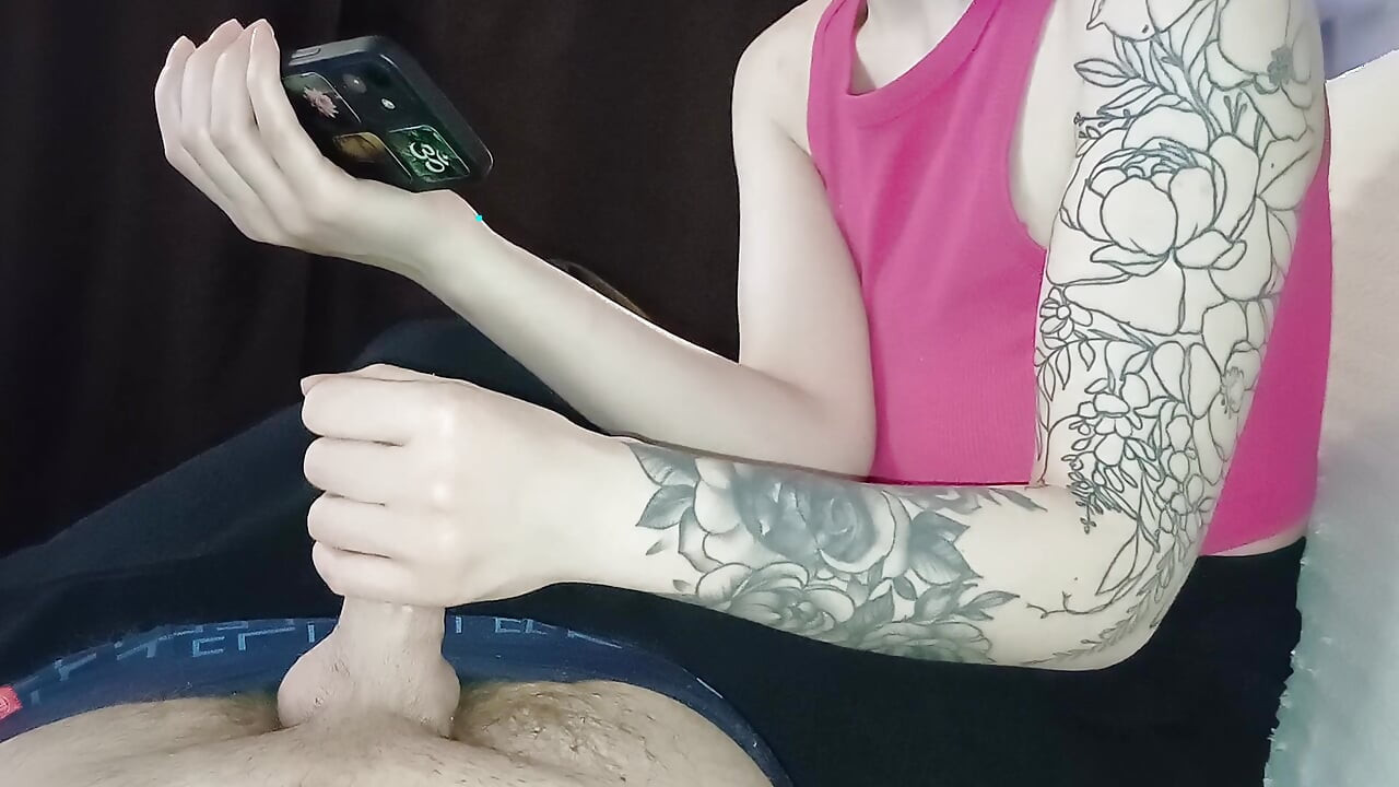 Uma enteada modesta assiste um filme e ao mesmo tempo masturba o padrasto