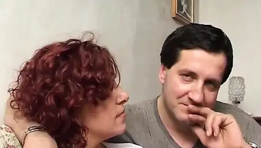 Büyük memeli edepsiz amatör İtalyan sürtük güzel bir yarak alıyor