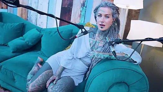 G - grattitude- asmr podcast sfw konuşuyor gotik sıska kız dreadlocks dövmeli model dövmeli kız