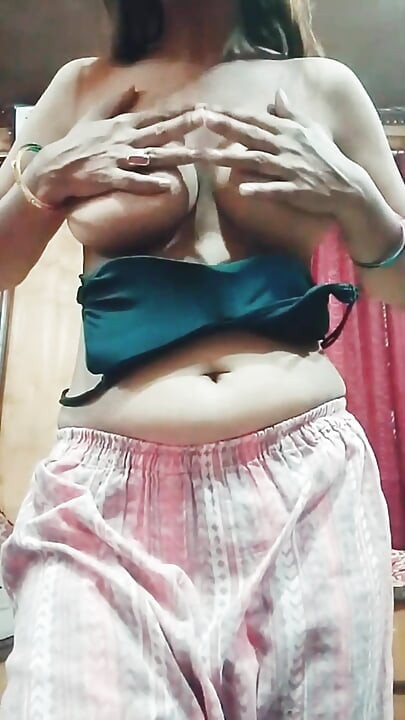 Indian Desi Girl Big Boobs Show